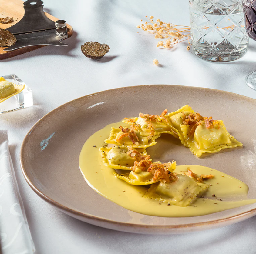 Ravioli di patate con crema di porcini, tartufo nero e guanciale croccante: la nuova ricetta dello chef Leonardo Farnese per Magastore